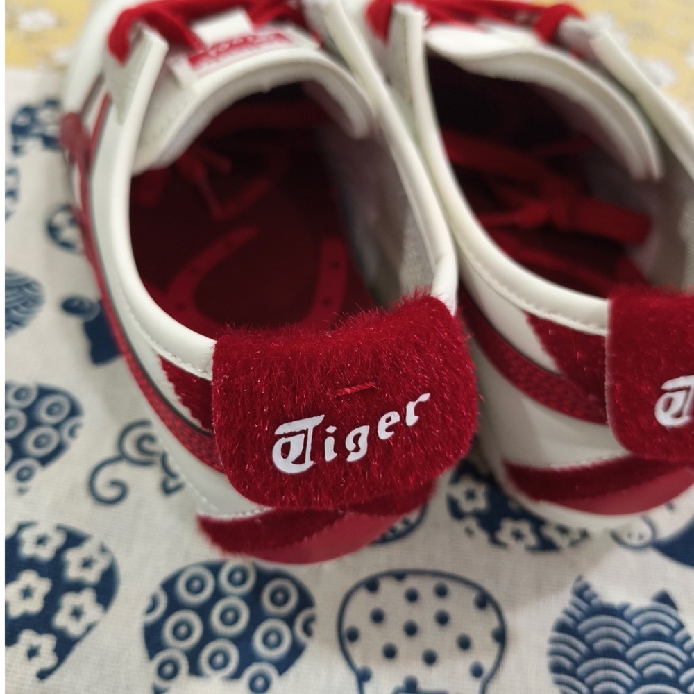 Onitsuka Tiger White Sneakers with Red Accents - Picture 6 of 8